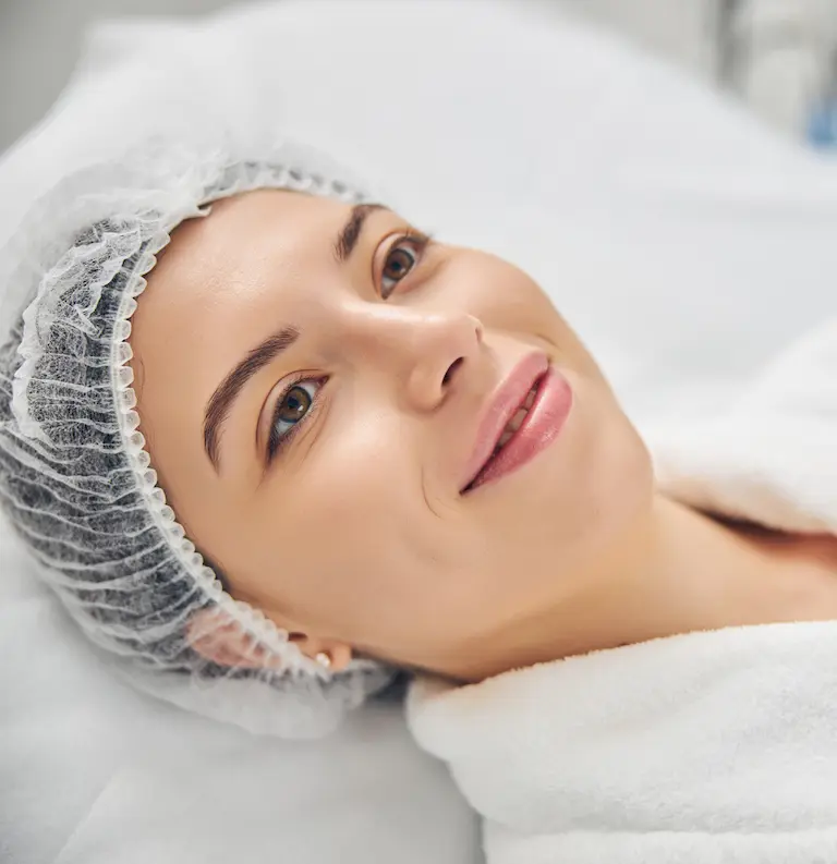 comment se déroule une intervention de deep plane lift avec le dr layoun à aix en provence Femme souriante avec charlotte en clinique esthétique