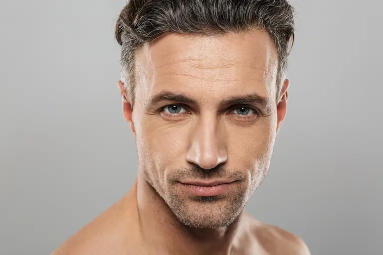 la chirurgie esthétique au masculin par le dr layoun à aix en provence Portrait rapproché d’un homme aux cheveux grisonnants