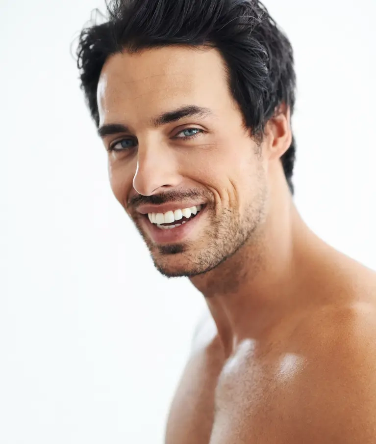 la jawline structurelle chez l'homme par le dr layoun Avignon Homme souriant aux yeux clairs, portrait rapproché