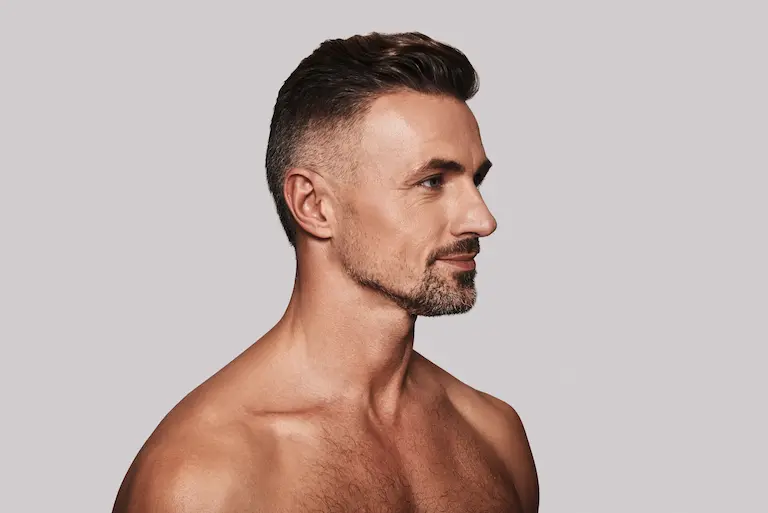 parcours de soin facile pour une chirurgie esthétique pour homme à aix en provence avec le dr layoun Homme torse nu en profil sur fond neutre