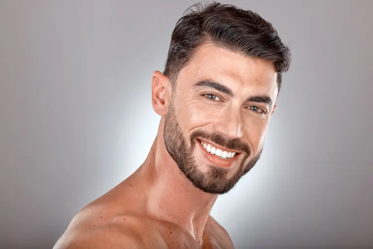 l’homme et la texas jawline une demande spécifique Toulon Homme souriant aux épaules nues en studio