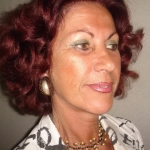 Femme aux cheveux roux en portrait rapproché