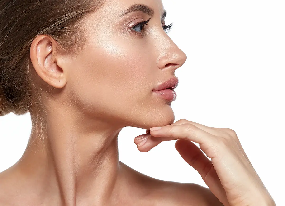 profiloplastie médicale vs chirurgicale le comparatif Avignon Profil femme avec peau lumineuse