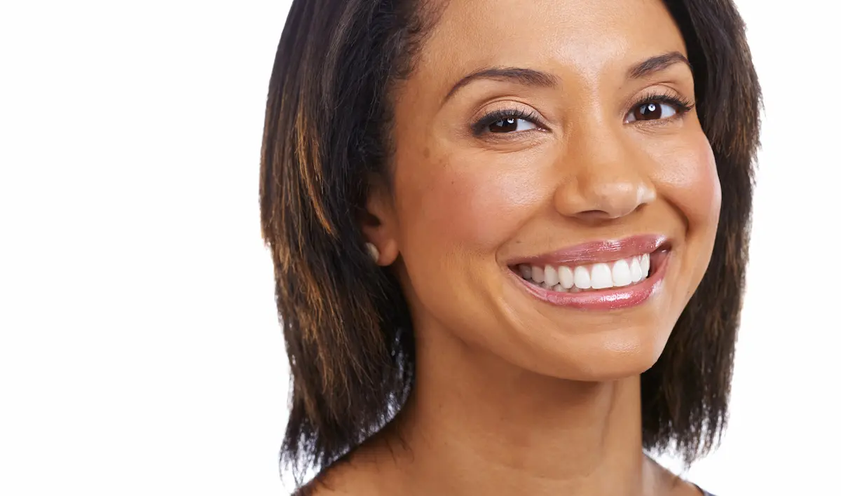 sublimer sans transformer avec la médecine esthétique à aix en provence par le dr layoun Femme souriante avec fond blanc